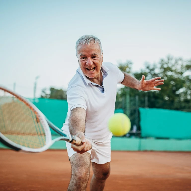 Starszy mężczyzna gra w tenisa