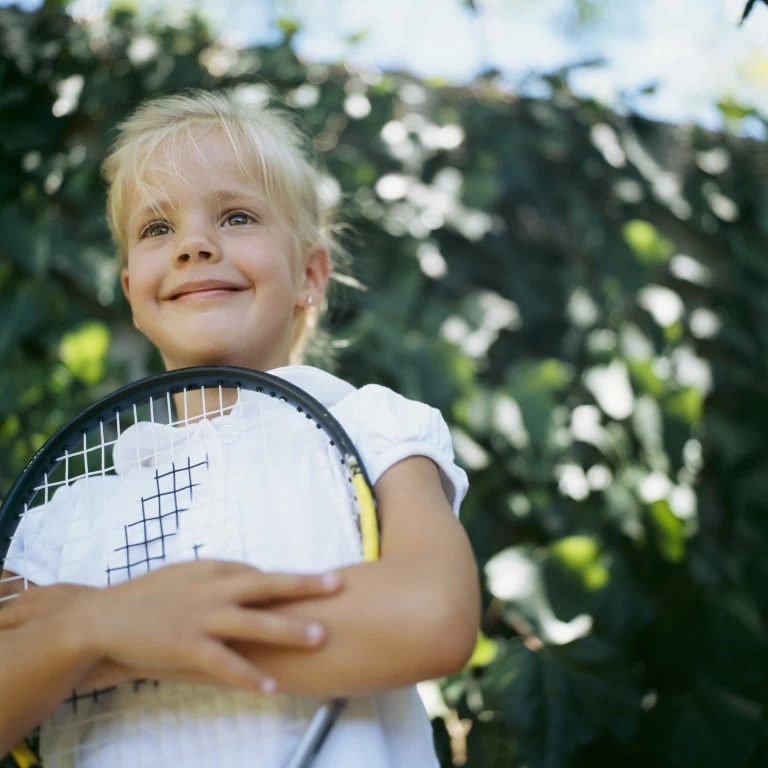 Dziecko z rakietą tenisową